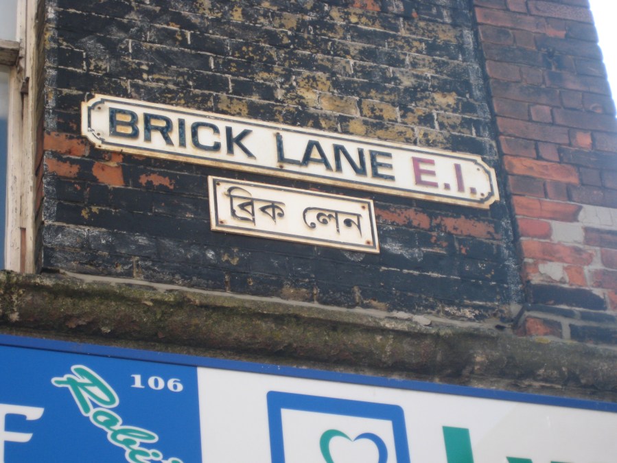 En inglés y en bengalí (por si las dudas)